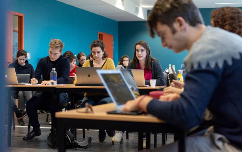 Étudiants du CFJ en plein cours